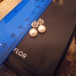 Solid 10k yellow gold stud earrings with 6.5 mm genuine freshwater pearl, new